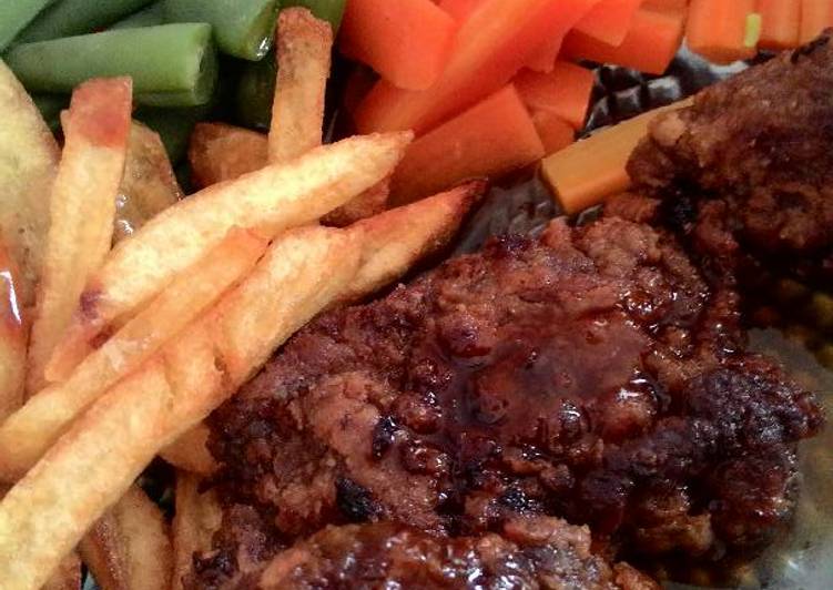 resep makanan Beef steak with carrot and fried potato