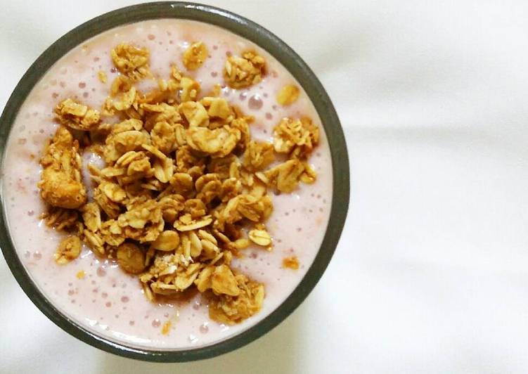 resep lengkap untuk Smoothies strawberry watermelon with granola