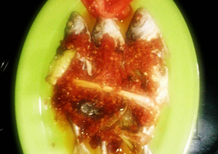 resep lengkap untuk Ikan kembung goreng siram sambel rica rica