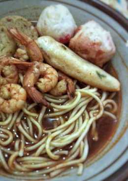 Mie kuah tom yum bakso seafood