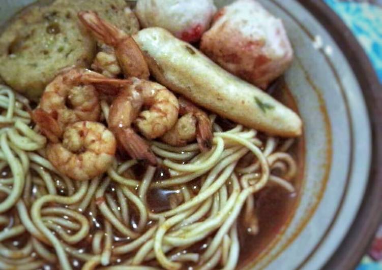 bahan dan cara membuat Mie kuah tom yum bakso seafood