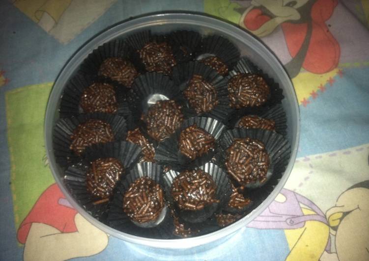 Resep Bola biskuit cokelat super lembut Karya Tania Iots