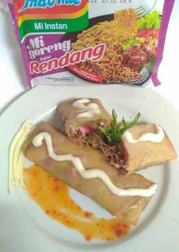 Lumpia isi indomie rasa rendang with soju (sosis keju)