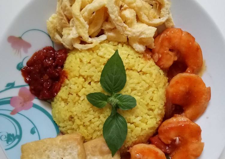 bahan dan cara membuat Nasi kuning sederhana (rice cooker)