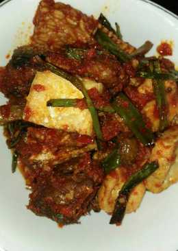 Balado campur (ikan + tahu + tempe + daun tombak + jengkol)