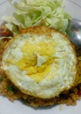 Nasi Goreng Komplit (Sosis, Bakso Ikan dan Telor Ceplok)