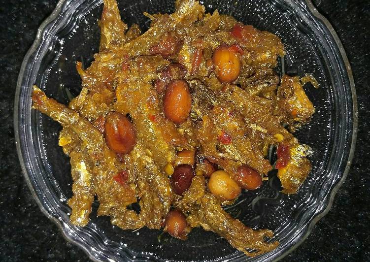 bahan dan cara membuat Balado ikan teri basah+kacang tanah