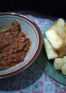 Goreng singkong cocolan sambel roa Manado.