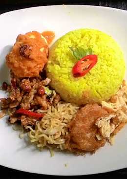 Nasi Kuning komplit