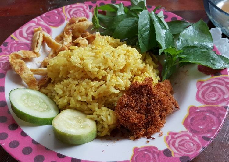 resep lengkap untuk Nasi kuning rice cooker