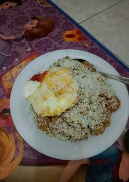 Nasgor sosis telur ceplok taburan kejuu ala anak kos