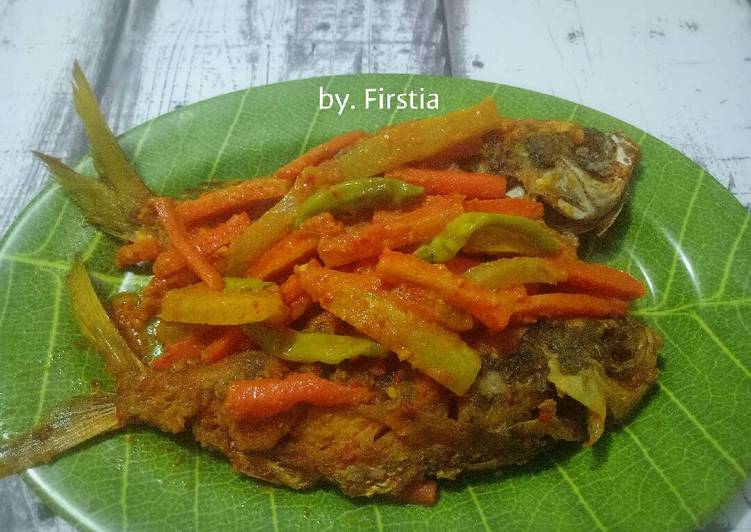 gambar untuk resep Ikan Ekor Kuning bumbu Acar