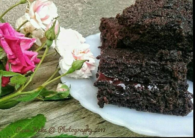 Resep Brownies panggang lapis selai strawberry