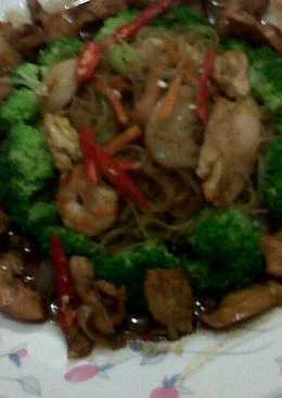 bihun goreng seafood superior with chicken teriyaki