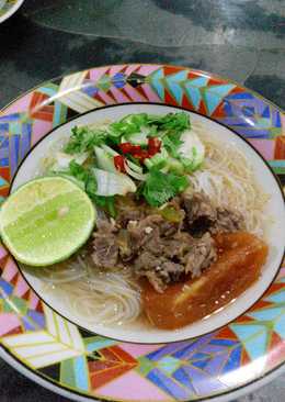 Vietnamese Spicy Beef Rice Vermicelli (Bun Bo Hue)