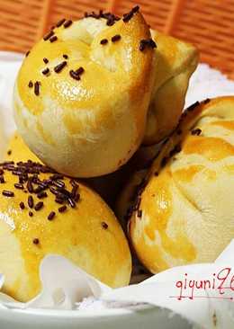 Anpan ( Japanese Sweet Bun Filled )