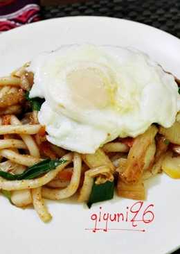 Stir-fried Udon Noodles with Kimchi