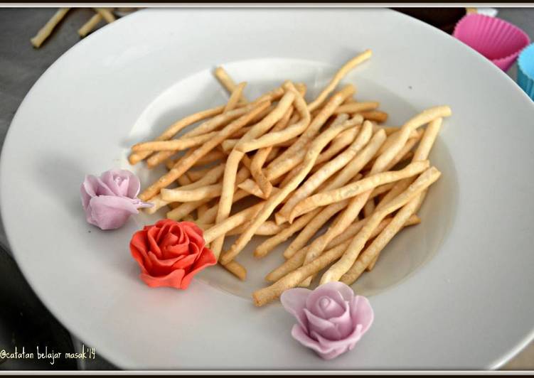 Resep Kue Bawang Renyah oleh Sat Rahayuwati Cookpad