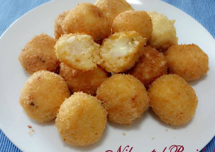 cara membuat Nasi Goreng isi Keju,/Fried Rice Balls Stuffed With Cheese.