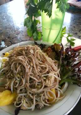 Mi Soba Goreng Kreasi dengan Salad Segar