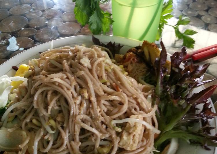 bahan dan cara membuat Mi Soba Goreng Kreasi dengan Salad Segar