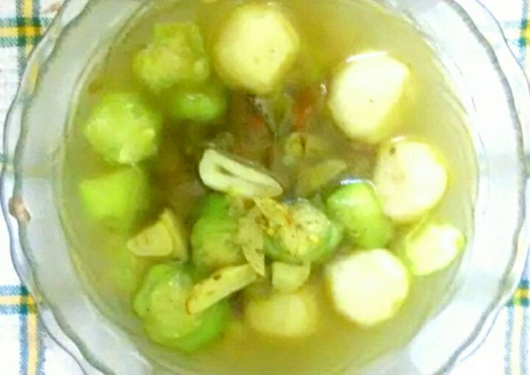 bahan dan cara membuat Sup Oyong Bakso Ikan