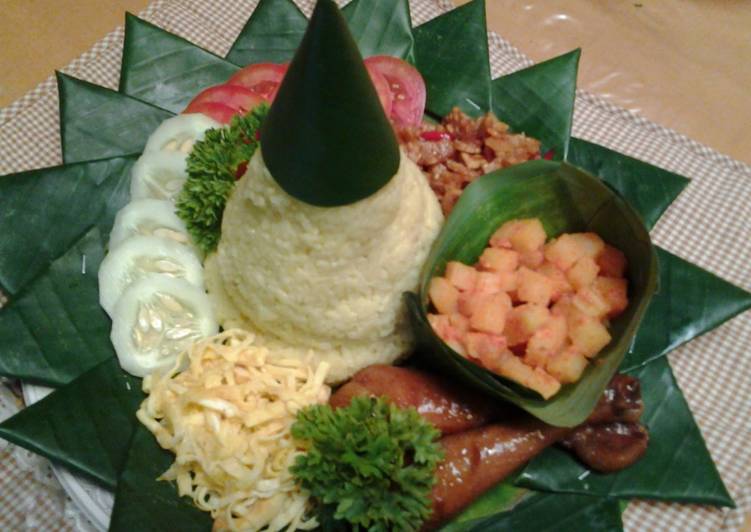 resep lengkap untuk Tumpeng Mini. Resep Nasi Kuning Komplit Dengan Pelengkapnya