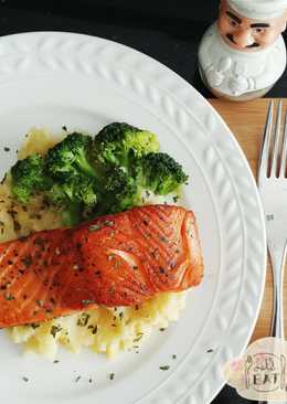 Pan-fried Salmon with Steamed Broccoli and Mashed Potatoes