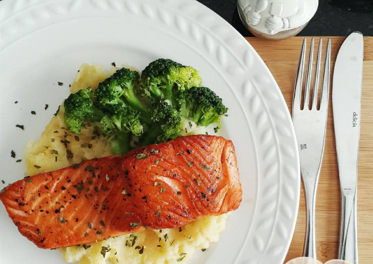 resep Pan-fried Salmon with Steamed Broccoli and Mashed Potatoes