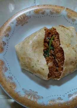 Nasi goreng bakso bungkus dadar