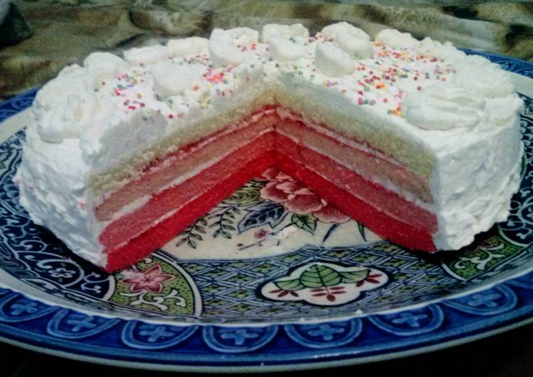 gambar untuk cara membuat steamed strawberry ombre cake (kue stroberi gradasi kukus)