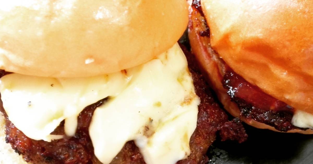 Resep melted cheese burger homemade oleh dhe's kitchen 