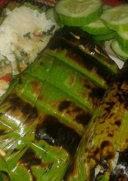 Nasi Bakar Simpel Isi Ikan dan Daun Singkong