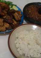 Nasi uduk plus ayam goreng lalapan