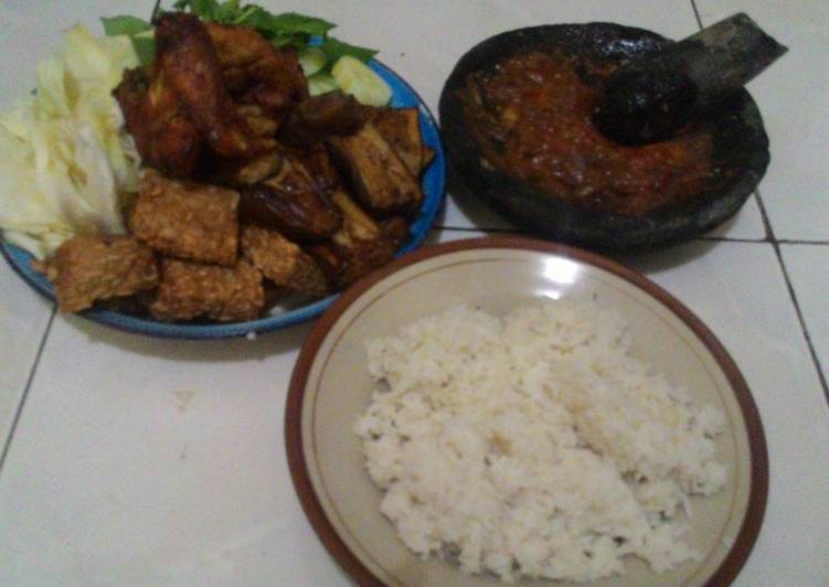 Nasi Uduk Plus Ayam Goreng Lalapan