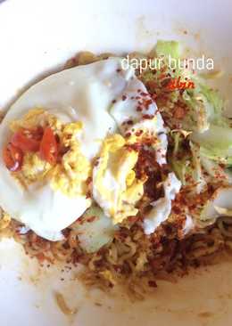 Mie goreng instan pakai bon cabe