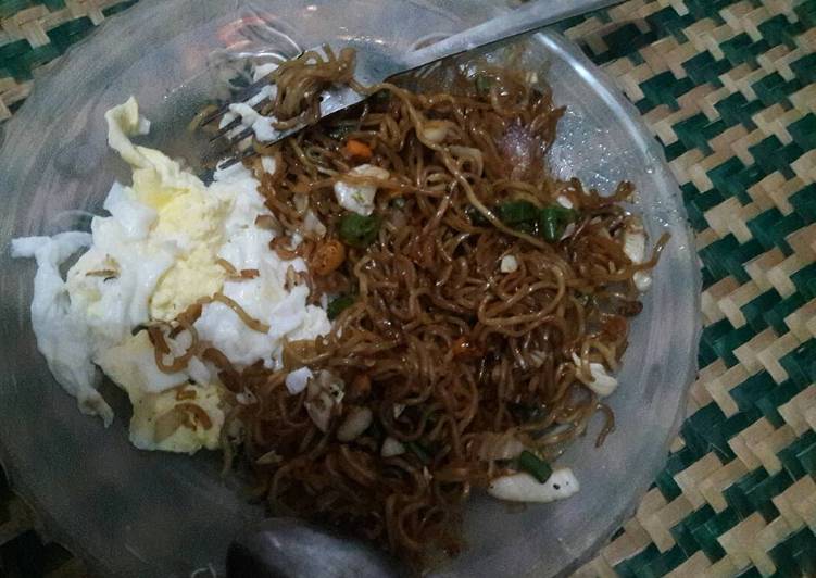 bahan dan cara membuat Indomie goreng tumis