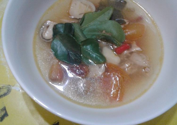 resep makanan Sop Tom Yam Ayam Alias Tom Kah Gai