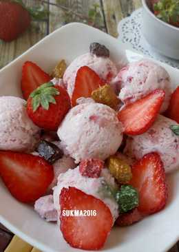 Homemade Strawberry Ice Cream