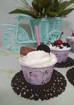 Hokkaido cup cake frosting whipping cream