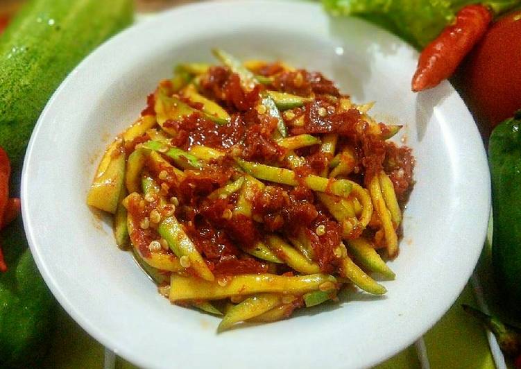 gambar untuk cara membuat Sambal pencit (mangga muda)