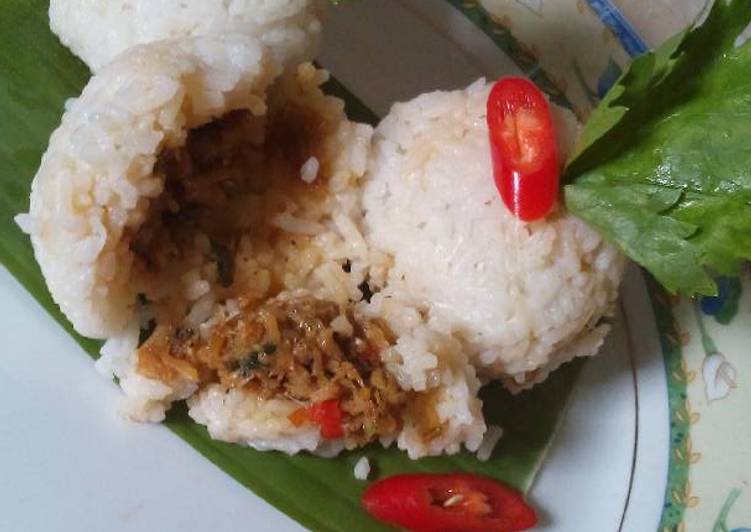 gambar untuk resep Bola bola nasi gurih isi teri nasi