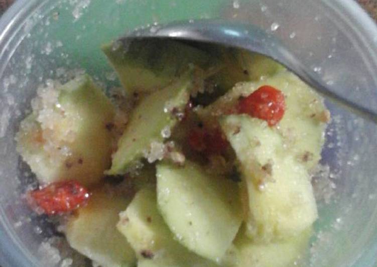 bahan dan cara membuat Rujak terasi mangga muda