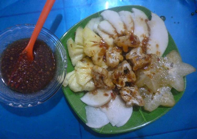 Resep rujak manis buah nanas, bengkoang, mangga dan belimbing Oleh Nur
Halimah Saladien