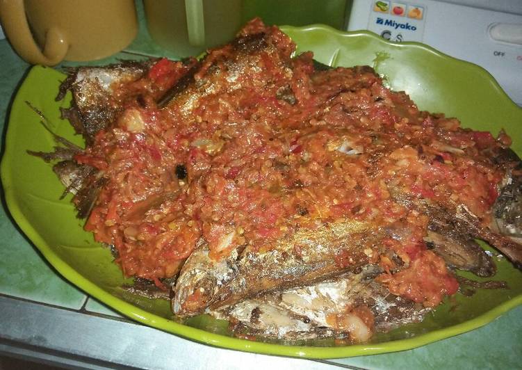 resep Ikan selar goreng sambal pedas