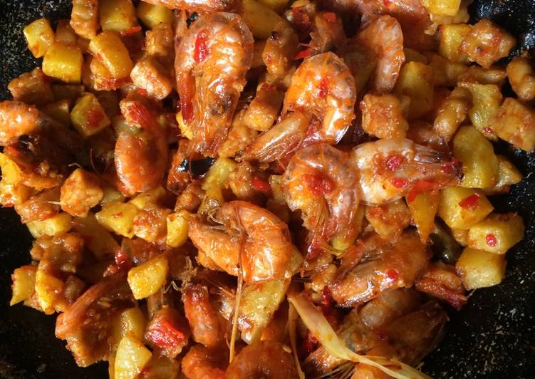 bahan dan cara membuat Sambal goreng udang kentang tempe