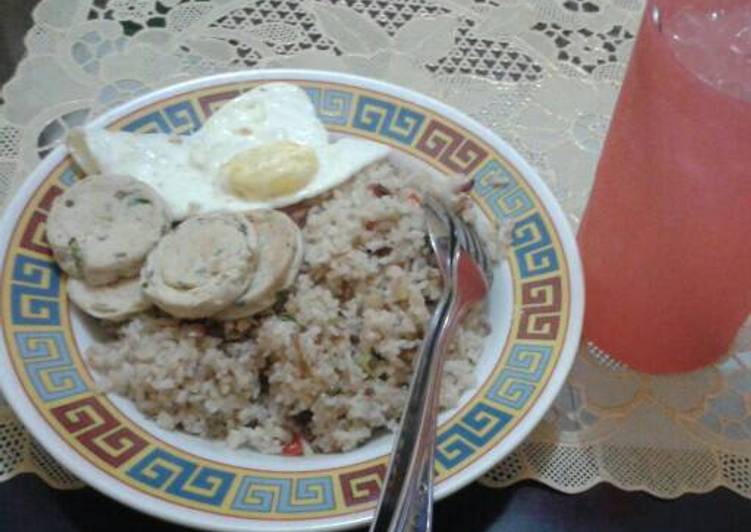 gambar untuk cara membuat Nasi goreng ikan asin spesial + telor setengah matang lumer