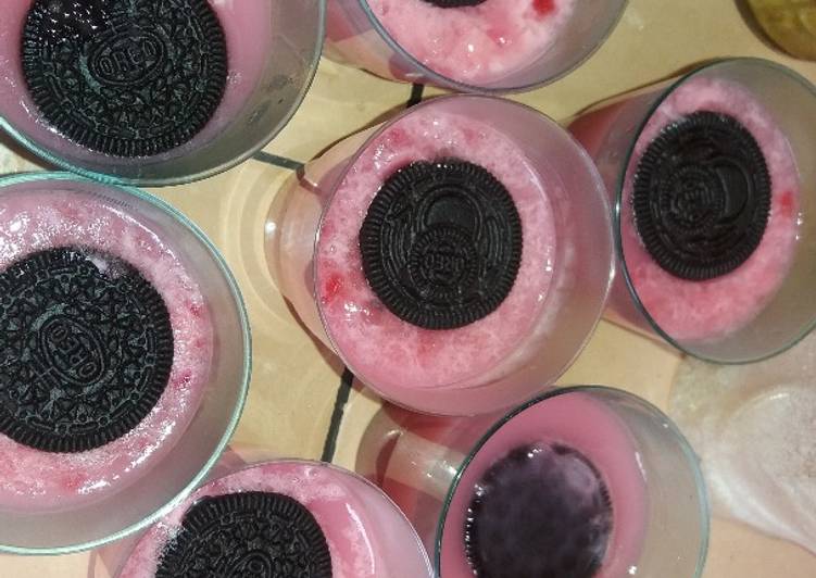 Resep Puding susu strawberry with oreo - Mutiara pertiwi