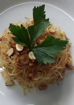 Curried fried noodles with chicken (bihun goreng khas thailand)