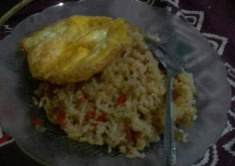 resep Nasi goreng sosis plus telur ceplok!!!! Enak..